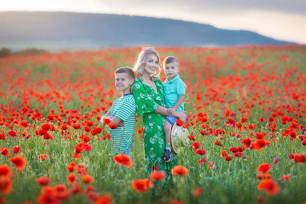 Madre Con Hijo Amapolas Disfrutando Vida Atardecer Felices Vacaciones Familiares —  Fotos de Stock