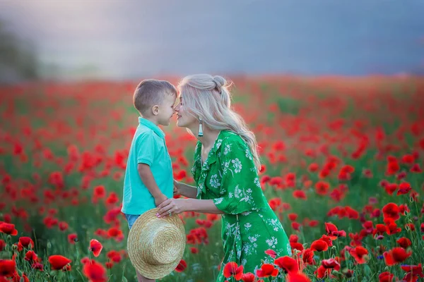 Mère Avec Fils Coquelicots Profitant Vie Coucher Soleil Joyeuses Vacances — Photo