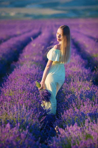 Lächelnd Schöne Blonde Dame Modell Auf Lavendelfeld Genießen Sommertag Luftigen — Stockfoto