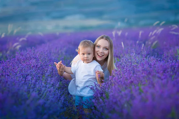 Szczęśliwa Mama Syn Ładna Tle Lawendy Piękna Kobieta Chłopiec Pole — Zdjęcie stockowe