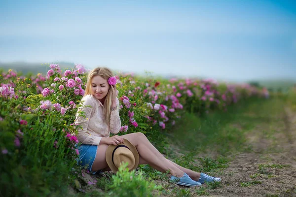 Młoda Kobieta Przetargu Chodzenie Polu Herbacianych Róż Blond Dama Sobie — Zdjęcie stockowe