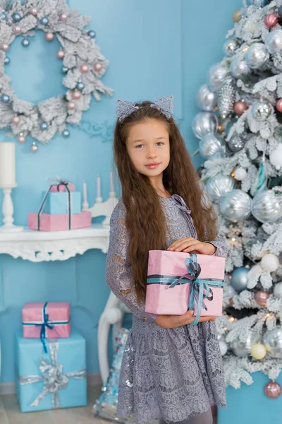 かわいい女の子のクリスマス ツリーの近くでは ミラクル冬時間をお楽しみください クリスマスのコンセプトです 奇跡を信じる — ストック写真