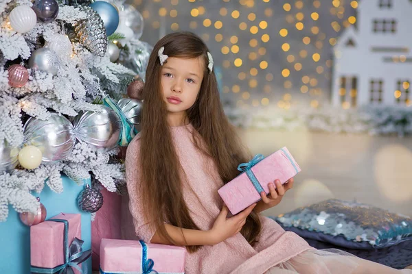 Niedlichen Mädchen Der Nähe Des Weihnachtsbaums Genießen Wunder Winterzeit Weihnachtskonzept — Stockfoto