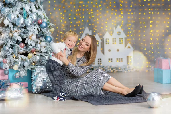 Πορτρέτο Της Ευτυχισμένης Μητέρας Και Αξιολάτρευτο Μωρό Γιορτάζουν Χριστούγεννα Πρωτοχρονιάτικες — Φωτογραφία Αρχείου