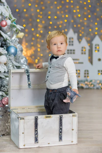 Retrato Menino Loiro Sentado Telhado Estúdio Decorado Brincando Com Presentes — Fotografia de Stock