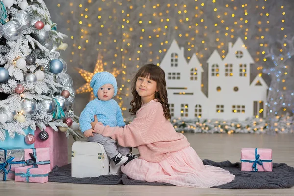 Duas Meninas Estúdio Natal Decorado Cores Pastel — Fotografia de Stock