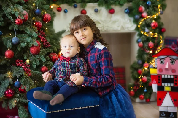 Duas Meninas Estúdio Natal Decorado Cores Pastel — Fotografia de Stock