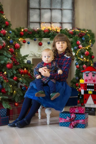 Duas Meninas Estúdio Natal Decorado Cores Pastel — Fotografia de Stock