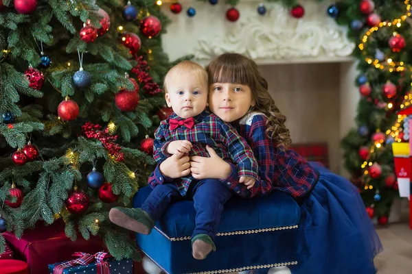 Duas Meninas Estúdio Natal Decorado Cores Pastel — Fotografia de Stock