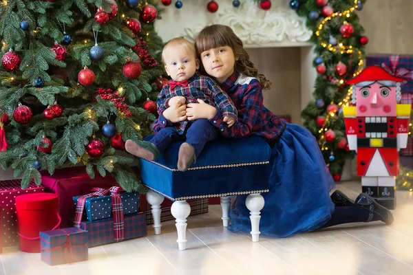 Δύο Κορίτσια Στο Χριστουγεννιάτικο Διακοσμημένα Στούντιο Παστέλ Χρώματα — Φωτογραφία Αρχείου