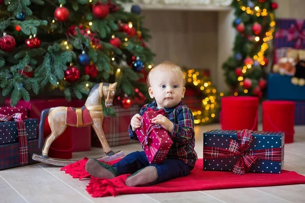 Retrato Natal Menino Recém Nascido Bonito Vestido Com Roupas Natal — Fotografia de Stock