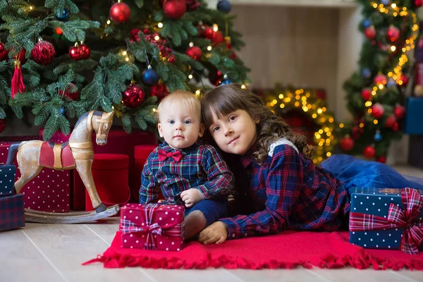 Duas Meninas Estúdio Natal Decorado Cores Pastel — Fotografia de Stock