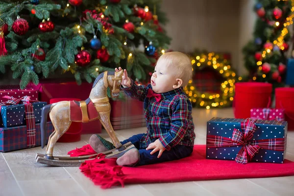 Retrato Natal Menino Recém Nascido Bonito Vestido Com Roupas Natal — Fotografia de Stock