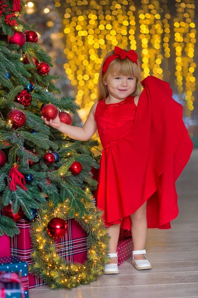 Μικρό Κορίτσι Διακόσμηση Χριστουγεννιάτικο Δέντρο Χριστούγεννα Νέο Έτος Παραμονή Των — Φωτογραφία Αρχείου