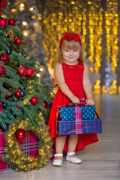 Kleine Meisje Versieren Kerstboom Kerstmis Nieuwjaar Kerstavond Vakantie Indoor Home — Stockfoto