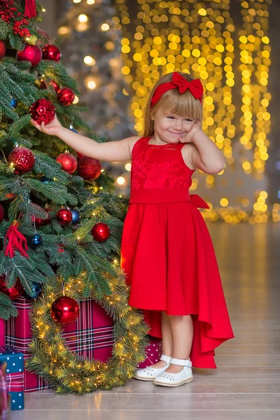Kleine Meisje Versieren Kerstboom Kerstmis Nieuwjaar Kerstavond Vakantie Indoor Home — Stockfoto