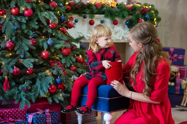 メリー クリスマスと幸せな休日の母娘は愛する家族の室内の部屋にツリーを飾る — ストック写真