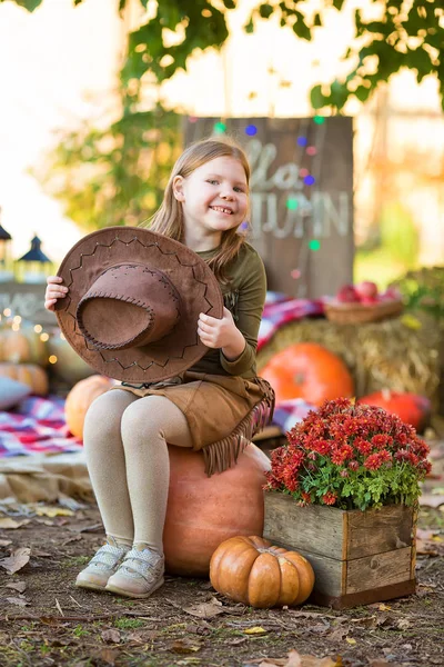 Mutlu Çocuk Kız Açık Havada Halloween Balkabağı Ile — Stok fotoğraf