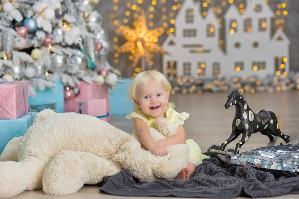 Feliz Natal Boas Festas Menina Bonito Está Decorando Árvore Natal — Fotografia de Stock