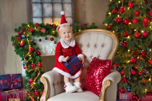 Καλά Χριστούγεννα Και Καλές Γιορτές Κορίτσι Χαριτωμένο Μικρό Παιδί Διακοσμώντας — Φωτογραφία Αρχείου