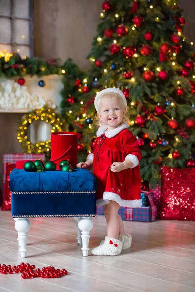 Καλά Χριστούγεννα Και Καλές Γιορτές Κορίτσι Χαριτωμένο Μικρό Παιδί Διακοσμώντας — Φωτογραφία Αρχείου