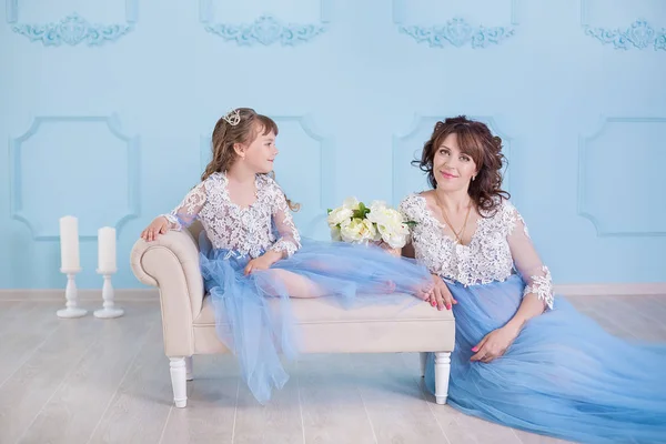 Frumoasa Femeie Însărcinată Purtând Rochie Lungă Lux Albastru Fiica Pozând — Fotografie, imagine de stoc