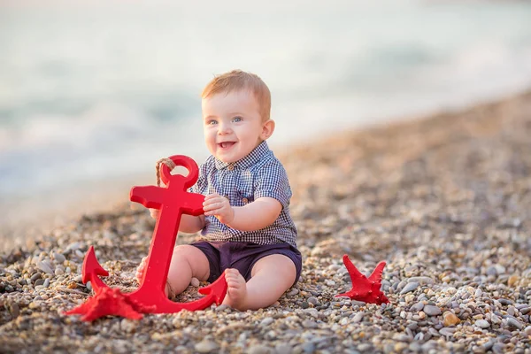 Söta Barn Pojke Spelar Stranden可爱的蹒跚学步的小男孩在沙滩上玩 — Stockfoto