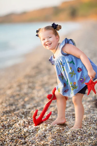 Schattig Klein Meisje Genieten Van Zomertijd Zee Kant Strand Gelukkig — Stockfoto