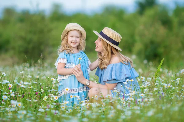 Szczęśliwy Matka Córka Dziecko Wraz Żółte Kwiaty Mniszek Letni Dzień — Zdjęcie stockowe