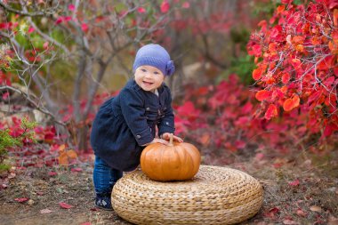 Kırsal açık zevk sahip şirin küçük çocuk