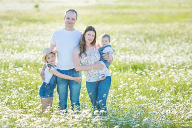 Çiçekler daises papatya anjoy spa yaşam köyü rustik hareket şirin yüzleri ile birlikte mutlu bir alanda genç Aile.