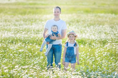 Çiçekler daises papatya anjoy spa yaşam köyü rustik hareket şirin yüzleri ile birlikte mutlu bir alanda genç Aile.