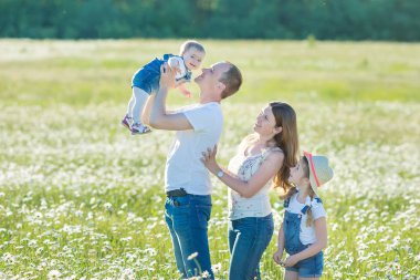 Çiçekler daises papatya anjoy spa yaşam köyü rustik hareket şirin yüzleri ile birlikte mutlu bir alanda genç Aile.