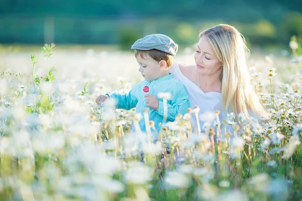 Fröhliche Frau Gehen Auf Grün Gelb Blühenden Feld Hintergrund Ruhe — Stockfoto