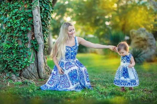 母女俩一起在公园里玩耍快乐的女人自由力量的感情 — 图库照片