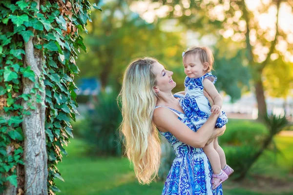 Mutter Und Tochter Spielen Park Zusammen Fröhliche Frau Freiheitsgefühle — Stockfoto