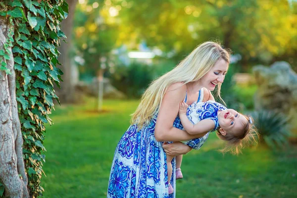 Mutter Und Tochter Spielen Park Zusammen Fröhliche Frau Freiheitsgefühle — Stockfoto