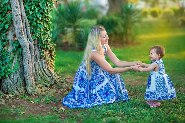 Moeder Dochter Spelen Het Park Samen Gelukkig Vrouw Vrijheid Macht — Stockfoto