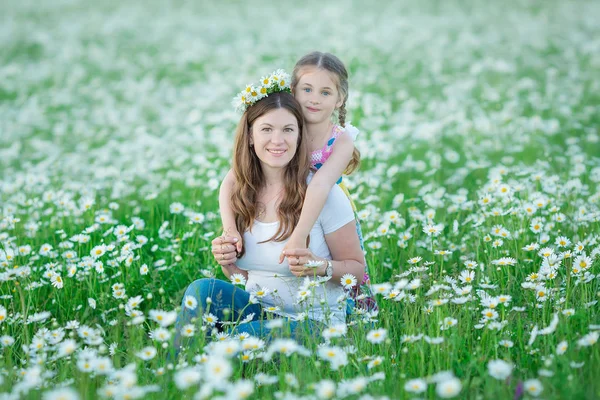 Junge Familie Einem Blumenfeld Blendet Kamille Anjoy Wellness Leben Glücklich — Stockfoto