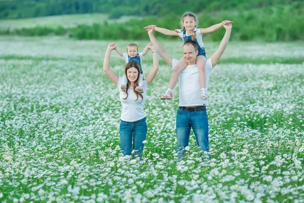 Çiçekler daises papatya anjoy spa yaşam köyü rustik hareket şirin yüzleri ile birlikte mutlu bir alanda genç Aile.
