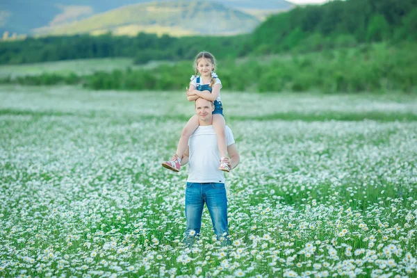 Daises カモミール Anjoy スパ生活幸せ一緒に村の素朴な動きでかわいい顔のフィールドで若い家族 — ストック写真