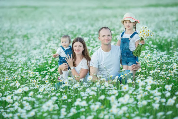 Junge Familie Einem Blumenfeld Blendet Kamille Anjoy Wellness Leben Glücklich — Stockfoto