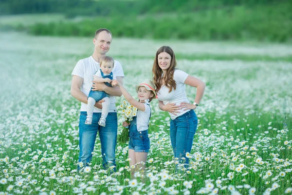 Çiçekler daises papatya anjoy spa yaşam köyü rustik hareket şirin yüzleri ile birlikte mutlu bir alanda genç Aile.