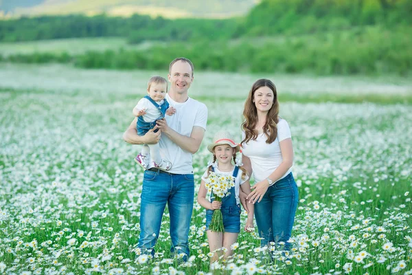 Çiçekler daises papatya anjoy spa yaşam köyü rustik hareket şirin yüzleri ile birlikte mutlu bir alanda genç Aile.