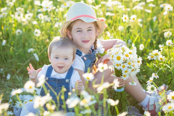 Kislány Mezőn Virágokkal — Stock Fotó
