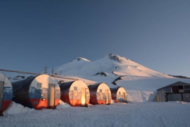 Bochki sığınağından Elbrus Dağı manzarası