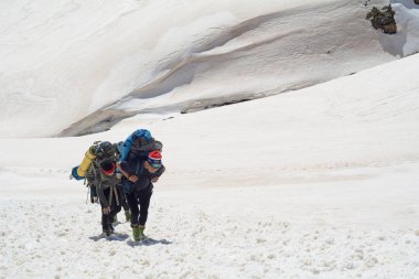 Elbrus, Rusya Federasyonu - 30 Nisan 2018: Bir grup dağcı Elbruz Dağı zirvesine kadar yükselir