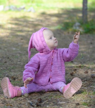 Küçük kız tek başına ormanda yürüyor