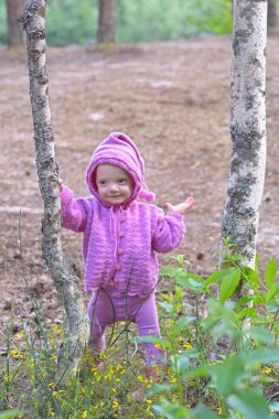 Küçük kız tek başına ormanda yürüyor
