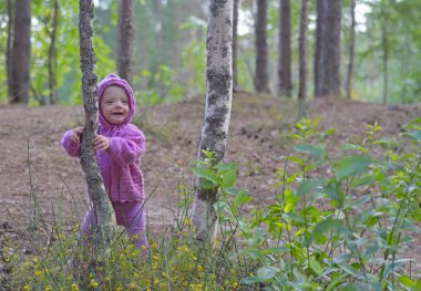 Küçük kız tek başına ormanda yürüyor